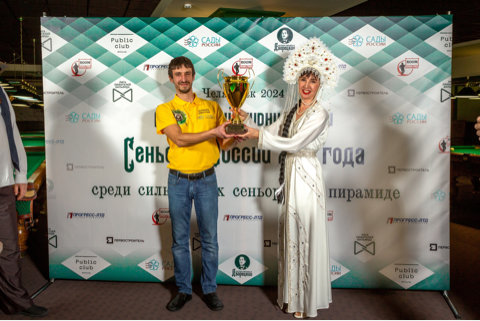 Тренер школы бильярда